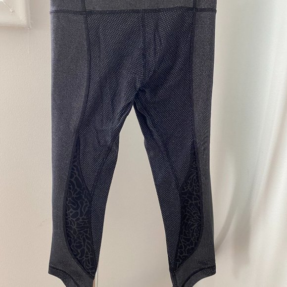 Lululemon Cropped Pattern Leggings, Size 2 - Picture 1 of 4